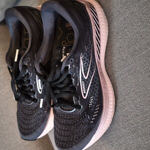 Brooks GTS size 6